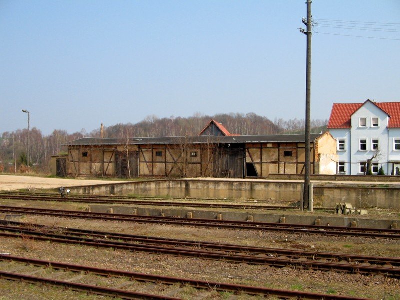 Eines der Bahntypischen Gebude steht noch im Bahnhof Colditz