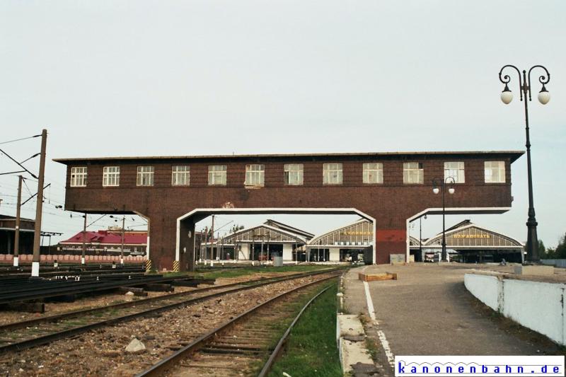 Eines der beiden groen Brckenstellwerke des frheren Knigsberger Hauptbahnhofes ist noch erhalten. Es befindet sich auf dem Westkopf des Bahnhofs.