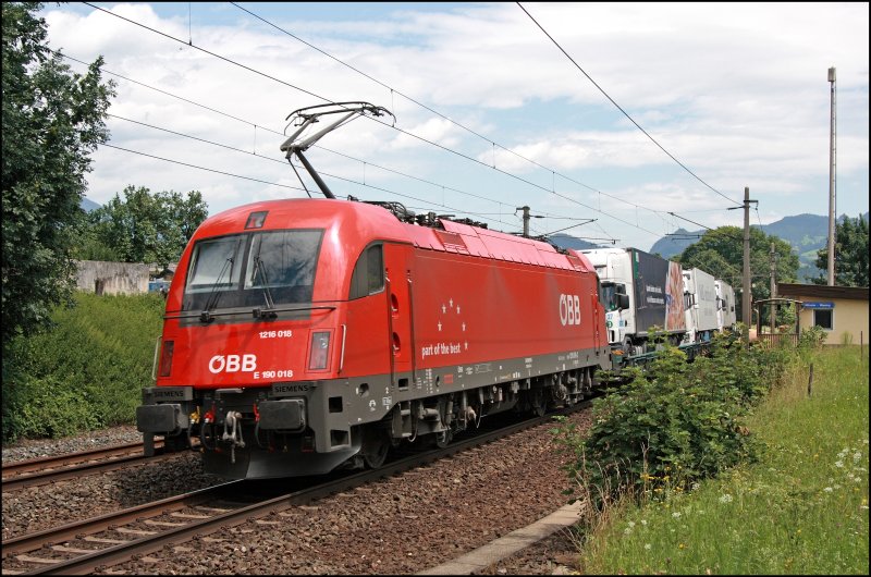 Eines der Haupteinsatzgebiete der Innsbrucker 1216er sind die RoLa´s zwischen Wrgl und Brennersee. Auf der Brennerrampe knnen die Loks mit den schweren Zgen ihre Muskeln spielen lassen. 1216 018 (E190 018) befindet sich in einem super Pflegezustand und rollt am Zugschluss der RoLa nach Wrgl. (05.07.2008)

