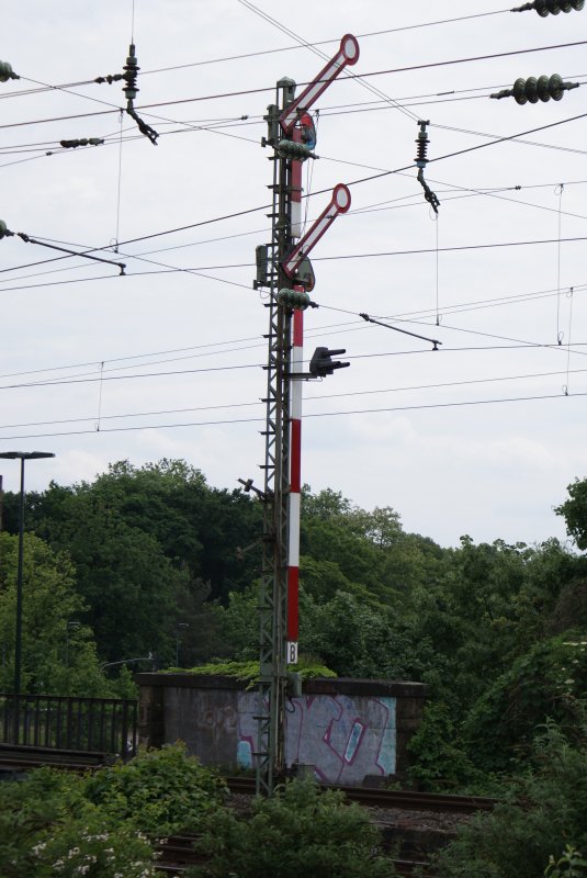 Eines der insgesamt noch 4 erhaltenen Formsignale in Dsseldorf Oberbilk bei der Einfahrt ins Betriebswerk Dsseldorf am 24.05.2008