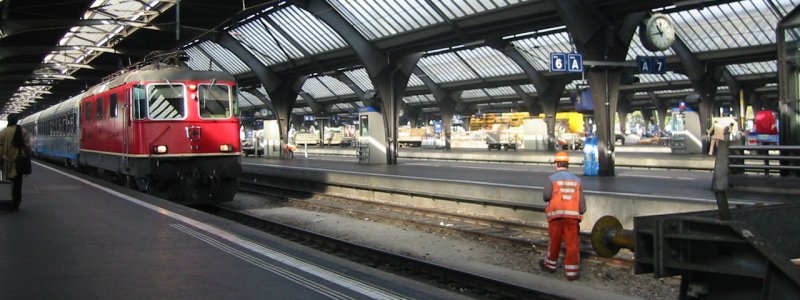 Eines meiner ersten Bahnbilder:
Re 4/4 II fhrt gerade mit einem Zug in Zrich HB ein.
31.10.06