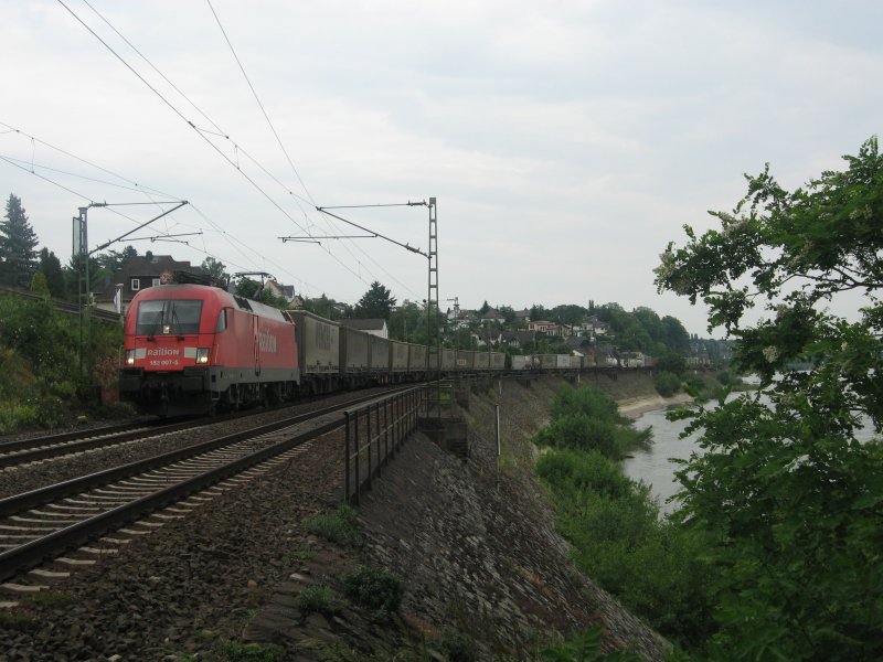 Eines meiner ersten Bilder in Neuwied-Feldkirchen: 182 007 ist am 24.05.2008 mit TEC 43936 nach Neuss Gbf unterwegs.