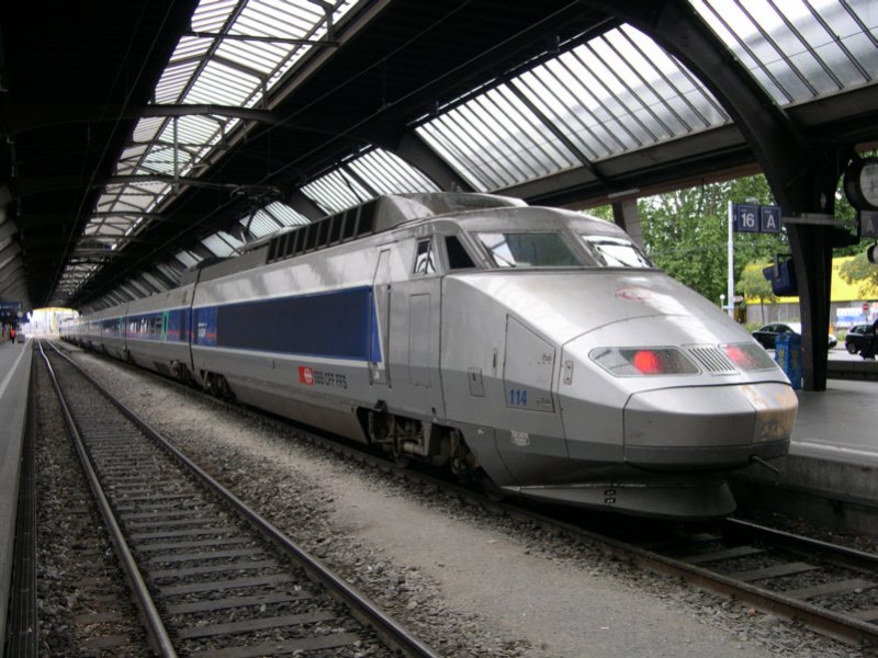Eines der schnellsten Fahrzeuge der SBB ist der TGV? H? Wie SBB und TGV? Selbstverstndlich. Fr die mehrmals tglich zwischen Genf, Bern, Zrich und Paris verkehrenden Schnellverbindungen unterhlt die SBB eigene TGV-Triebzge, die auch mit ihrem Logo beschriftet sind. Einer von ihnen ist der Triebzug 114 oder 33010. Dieser steht am 28.05.2007 in Zrich HB und wartet auf das Abfahrtsignal fr seine Fahrt als TGV 9288 nach Paris.