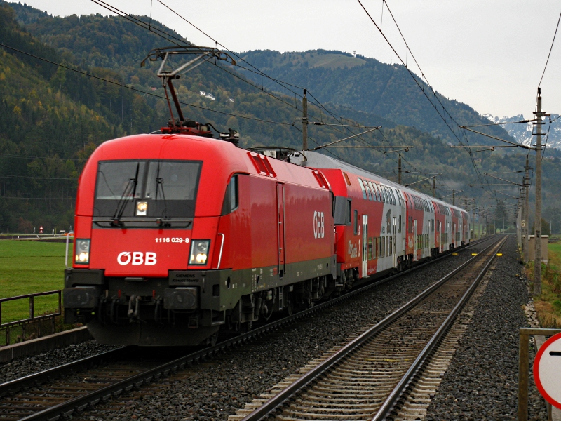 Eines der schnsten EM-Lokomotiven war die Schweden. Hier die Ex-Schwedenlok am R 5619 von Lindau nach Bludenz bei der Einfahrt in den Bahnhof Schlins am 23.10.09.

Lg
