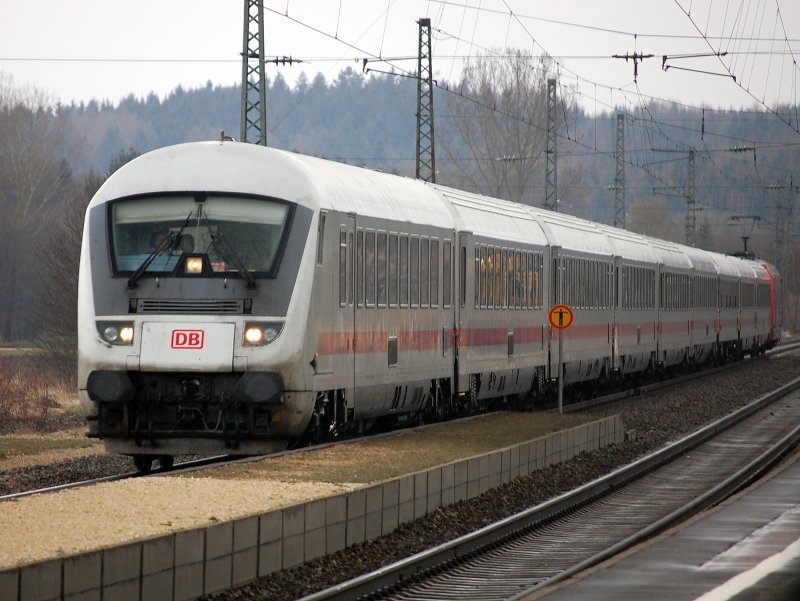 Einfach eine  Zucker  Silhouette.. IC 2368 Mnchen - Karlsruhe durchfhrt auf seiner Route nach Westen einen kleine Haltepunkt an der KBS 980.