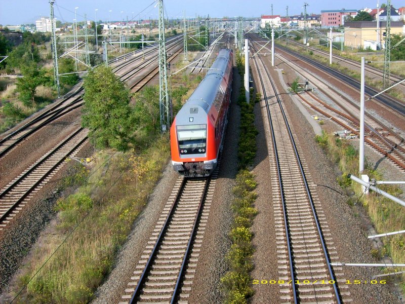 Einfahrende Regionalbahn in den Bahnhof Bitterfeld am 10.10.08.