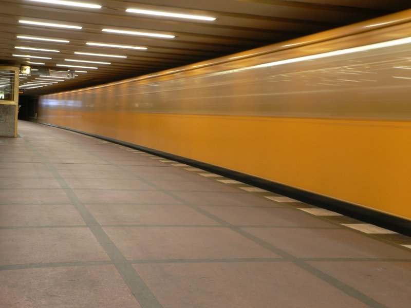 Einfahrende U-Bahn in der Mohrenstrae. Belichtungszeit: 1 Sekunde. 18.3.2007