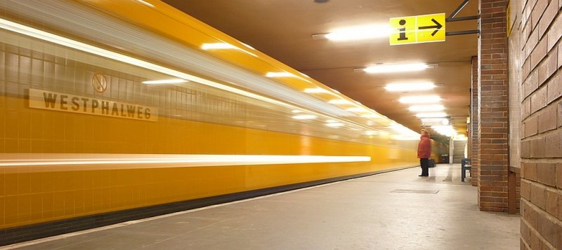 Einfahrende UBahn in den Bahnhof Westphalweg in Berlin.