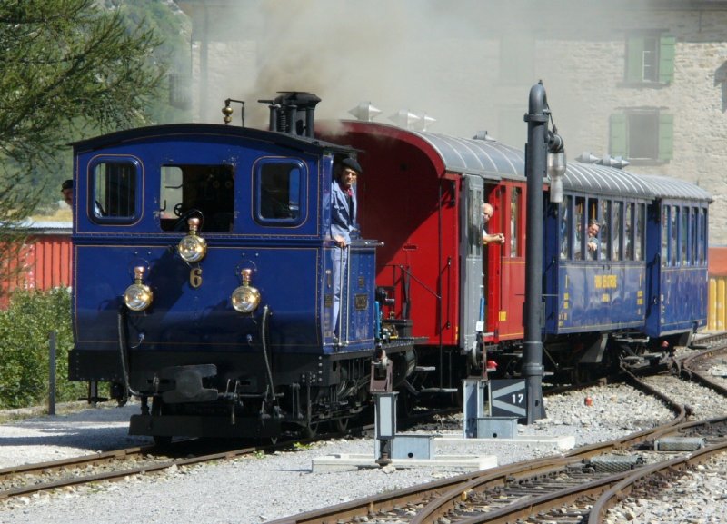 Einfahrender Dampfzug mit Zahnrad Dampflok HG 2/3  6 und 3 Personenwagen im DFB Bahnhof von Gletsch am 09.09.2006
