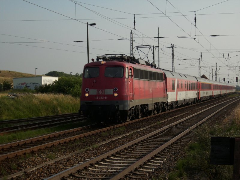 Einfahrender Eurocity 378 Wien-Binz mit der Stammlok 115 332 in Bergen/Rgen.