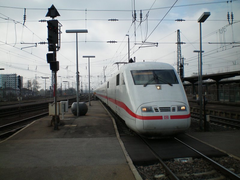 Einfahrender ICE 1 in Karlsruhe.