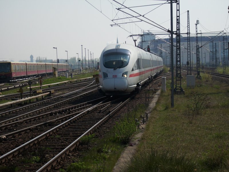 Einfahrender ICE 415 006 vom Abstellbahnhof Berlin Rummelsburg am 12.April 2009 in den Bahnhof Berlin Ostbahnhof.
