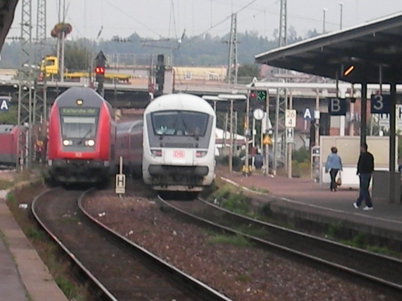 Einfahrender IRE und ausfahrender IC, Bahnhof Pforzheim Hbf, 11.09.2008