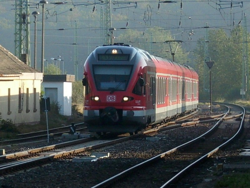 Einfahrender RE 33308 Binz-Stralsund gefahren vom Flirt 429 027 am Morgen vom 12.September 2009 bei der Einfahrt in den Bahnhof Bergen/Rgen.