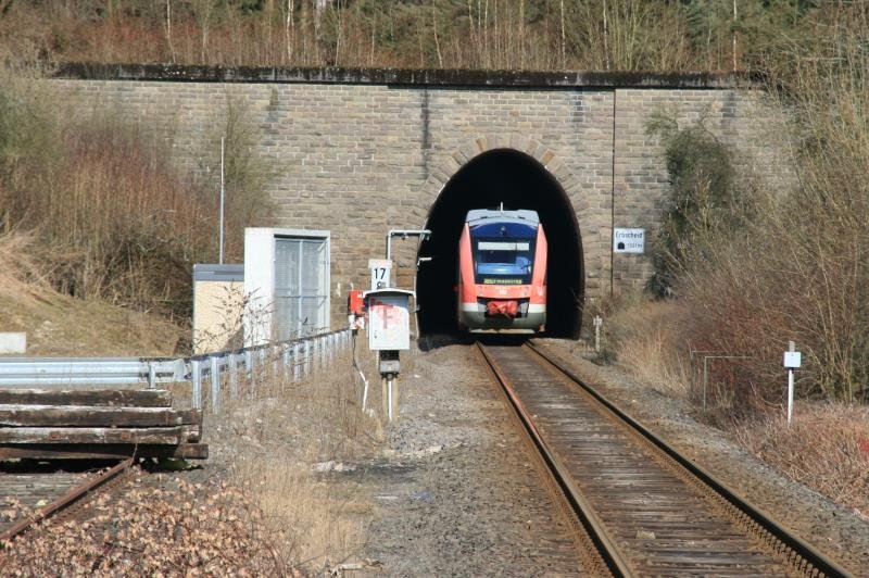 Einfahrt in den 1034m langen Erbscheid-Tunnel in Sondern; 07.03.2009