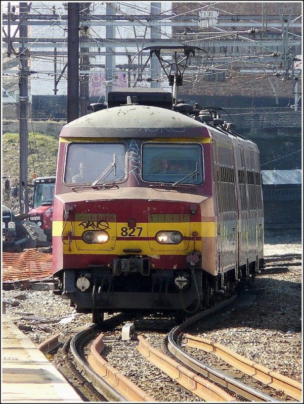 Einfahrt der AM75 827 am 30.03.09 in den Bahnhof von Namur. (Jeanny) 