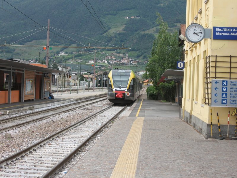 Einfahrt ATR 100 006 im Bahnhof Meran am 17.5.07