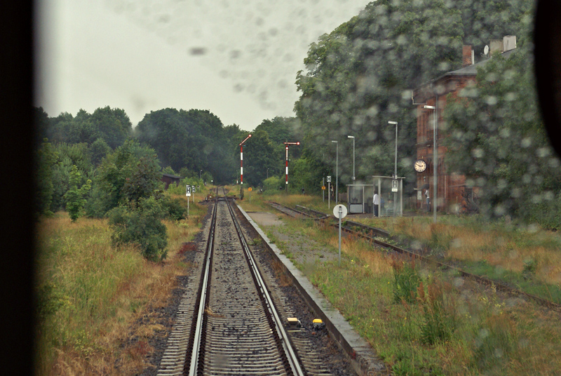 Einfahrt in den Bahnhof von Dahlenburg (KBS 112)am 21.06.2009, fotografiert durch die geschlossene F�hrerstandst�r.
