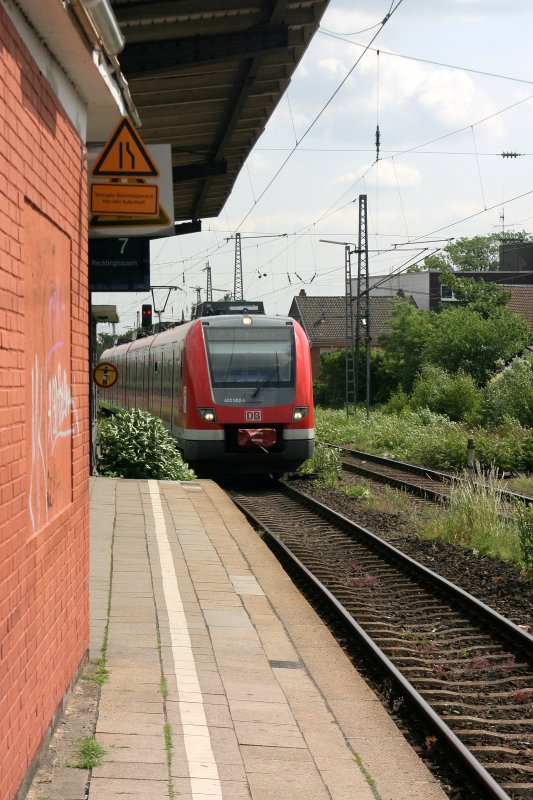 Einfahrt im Bahnhof Herne 422 502-2,  26.05.2009