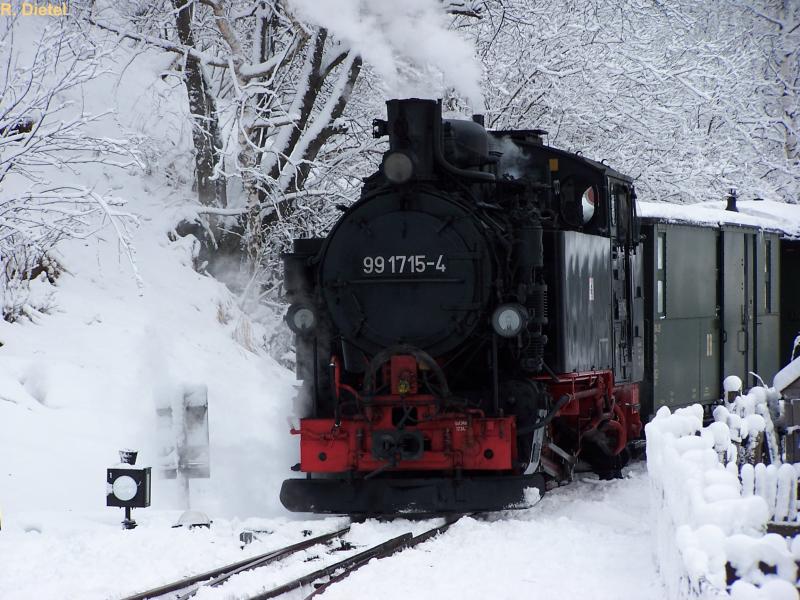 Einfahrt in den Bahnhof Jhstadt. Dezember 2004