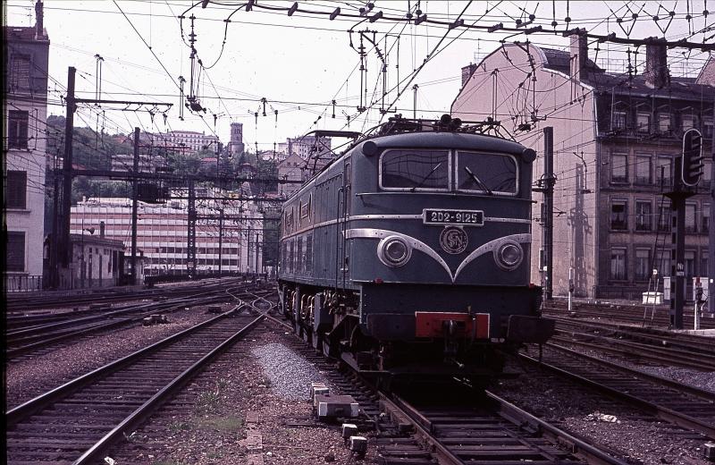 Einfahrt in den Bahnhof Lyon Perrache Sommer 72