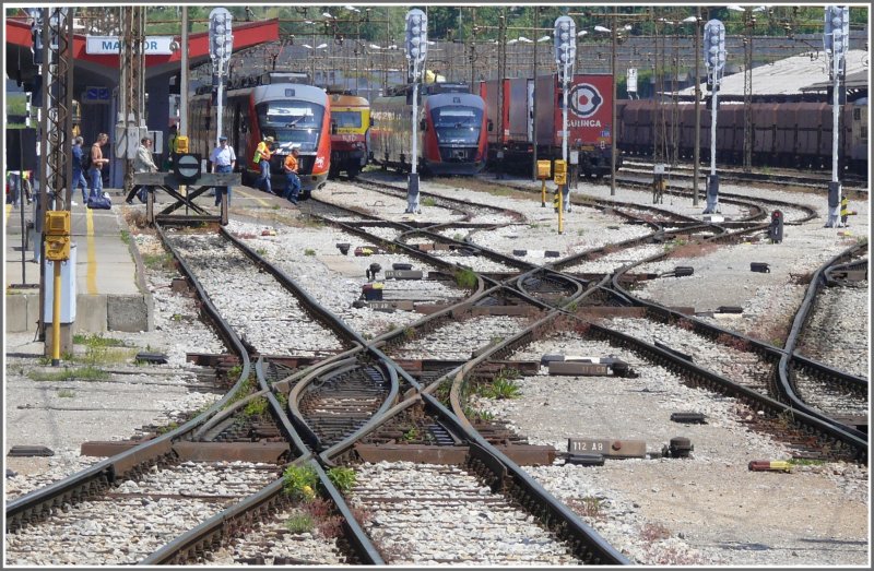 Einfahrt in den Bahnhof von Maribor. 312-116 Desiro nach Dobova fhrt um 12.15Uhr als 2801 ab. Auch die neueren zwei- und dreiteiligen Desiros verkehren leider zum Teil schon mit flchendeckenden Grafittis. (14.05.2008)