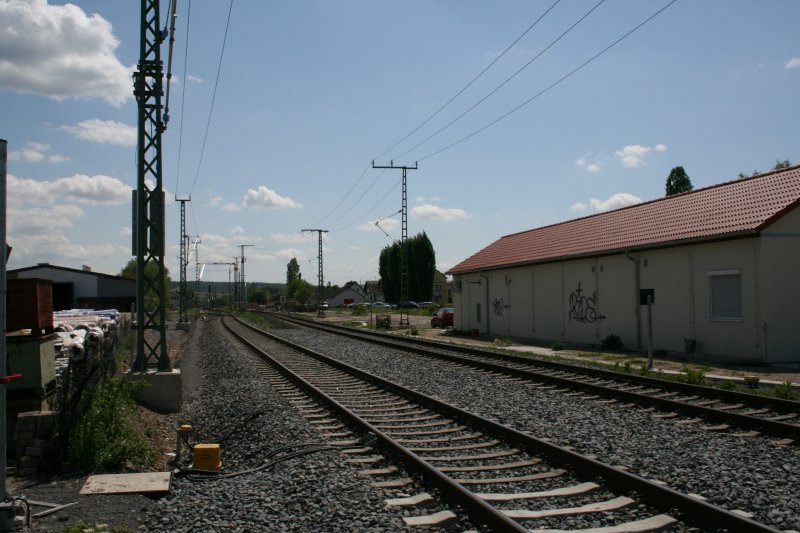 Einfahrt in den Bahnhof Meckesheim mit Blickrichtung Sden. Im Vergleich zum Bild vom 30. September 2008 wird deutlich wieviel sich dort verndert hat. Bild aufgenommen am 4.5.09.
