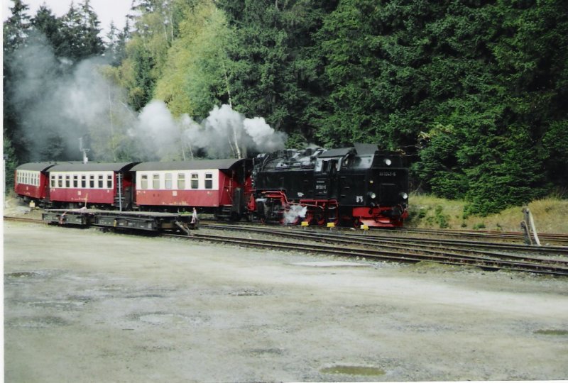 EInfahrt in den Bahnhof Schierke vom Brocken kommend. Der Zug wird hier den Gegenzug zum Brocken Kreuen, Oktober 2004