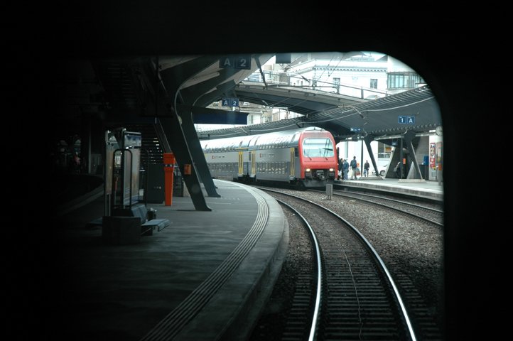 Einfahrt in den Bahnhof Stadelhofen einer S16. Fotografiert von der Einstiegsplattform am 10.08.07.