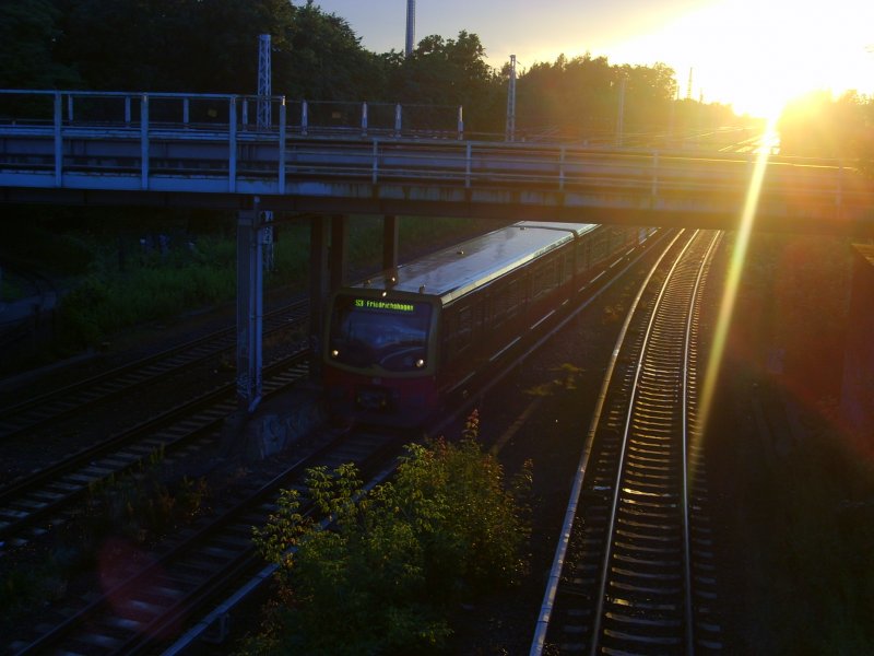 Einfahrt bei Sonnenuntergang in den Bahnhof Wuhlheide, 7.7.2007