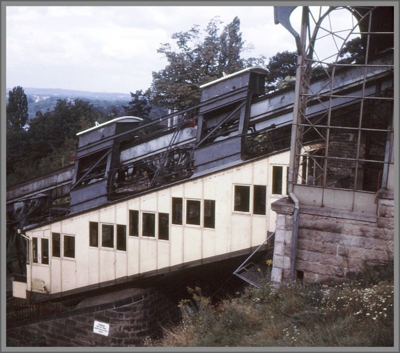 Einfahrt in die Bergstation Oberloschwitz in Dresden, (Archiv 07/73)