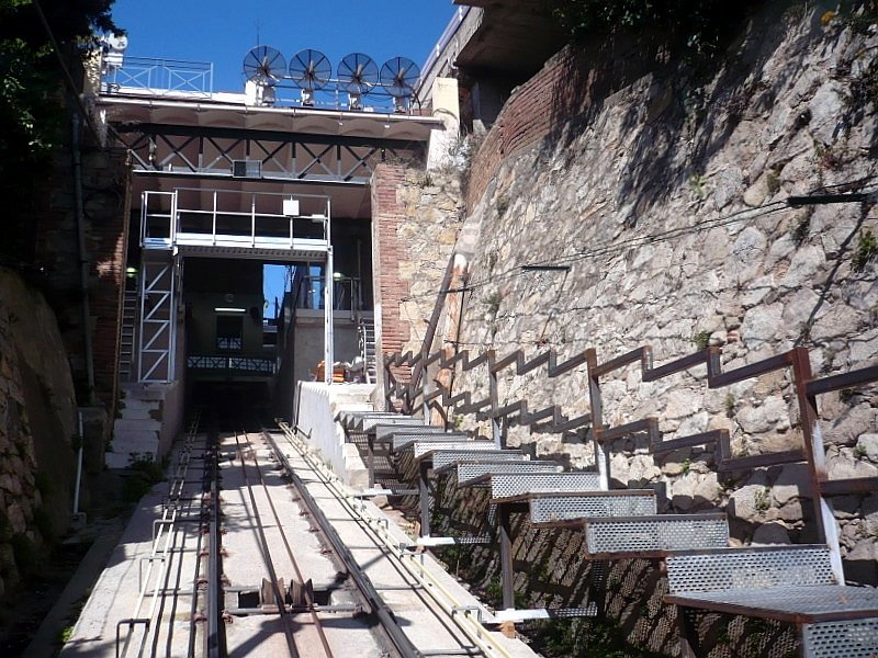 Einfahrt in die Bergstation Vallvidrera Superior am 08.03.2008
