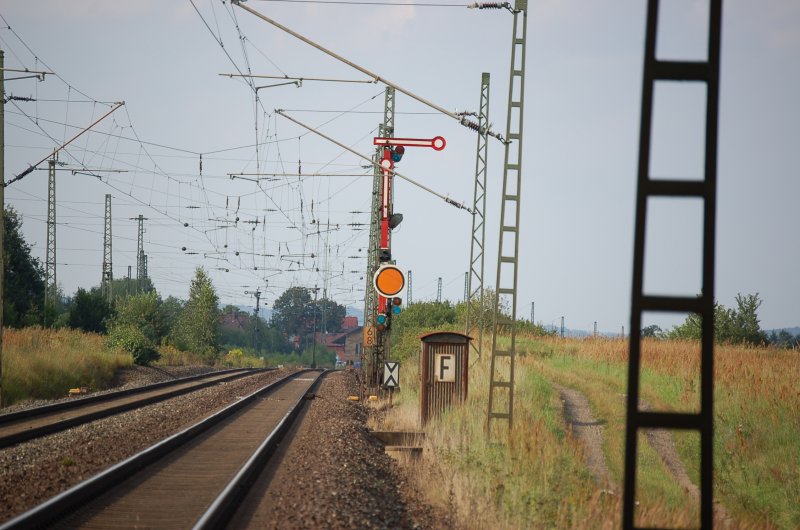 Einfahrt Bhf Breitengbach von Hallstadt aus mit Hp0 zeigenden
Flgelsignal. ( Breitengbach ist der einzige Bhf von Bamberg bis Probstzella  Kbs 820/840 bzw Neuenmarkt-Wirsberg  Kbs 850 mit Formsignalen) 