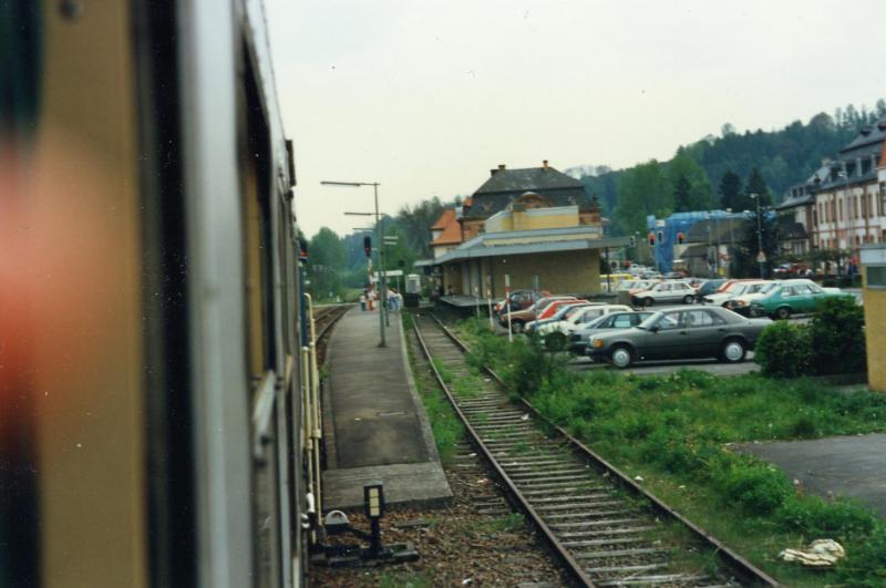 Einfahrt in den Blieskastler Bahnhof aus Homburg am 21.5.91 mit N 5184 und 212 345.