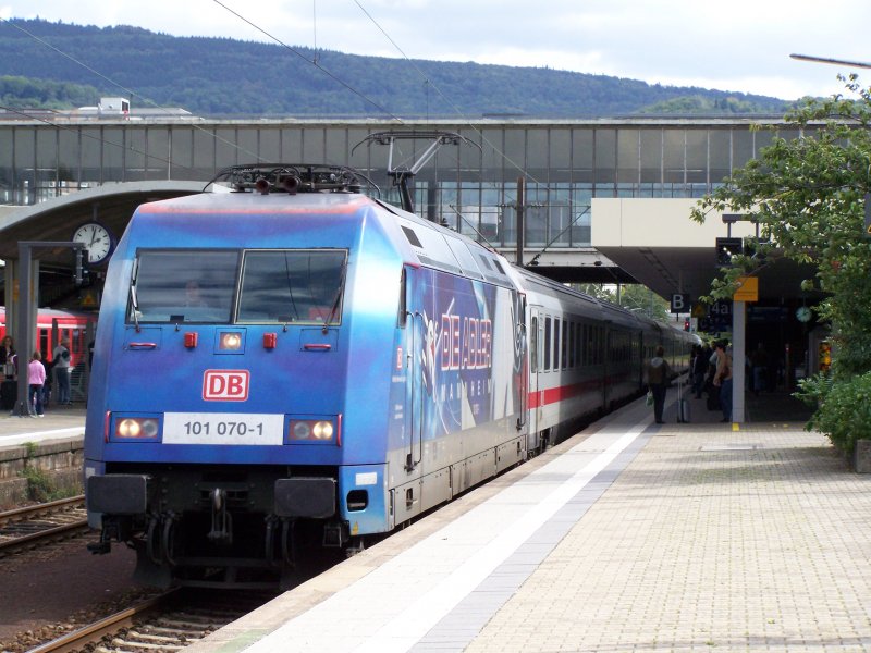 Einfahrt der Br.101 070-1 in den Bahnhof Heidelberg Hbf. Sie zog den IC 2012, dieser kam aus Oberstdorf. Aufgenommen am 4.September 2007 in Heidelberg Hbf.