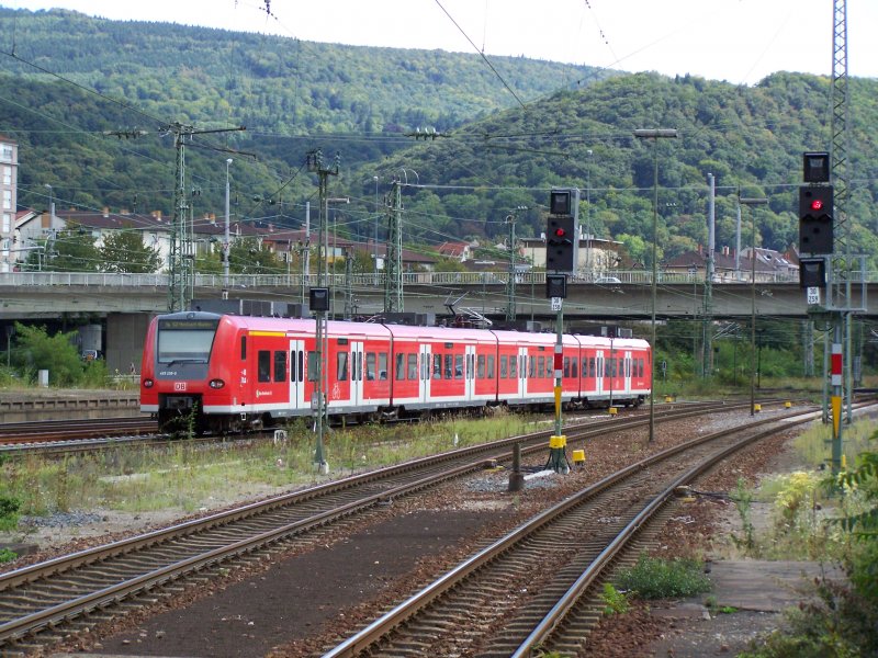 Einfahrt der Br.425 230-0 in den Bahnhof Heidelberg Hbf. Der Zug fuhr als S2 nach Mosbach(Baden). Aufgenommen am 4.September 2007. 