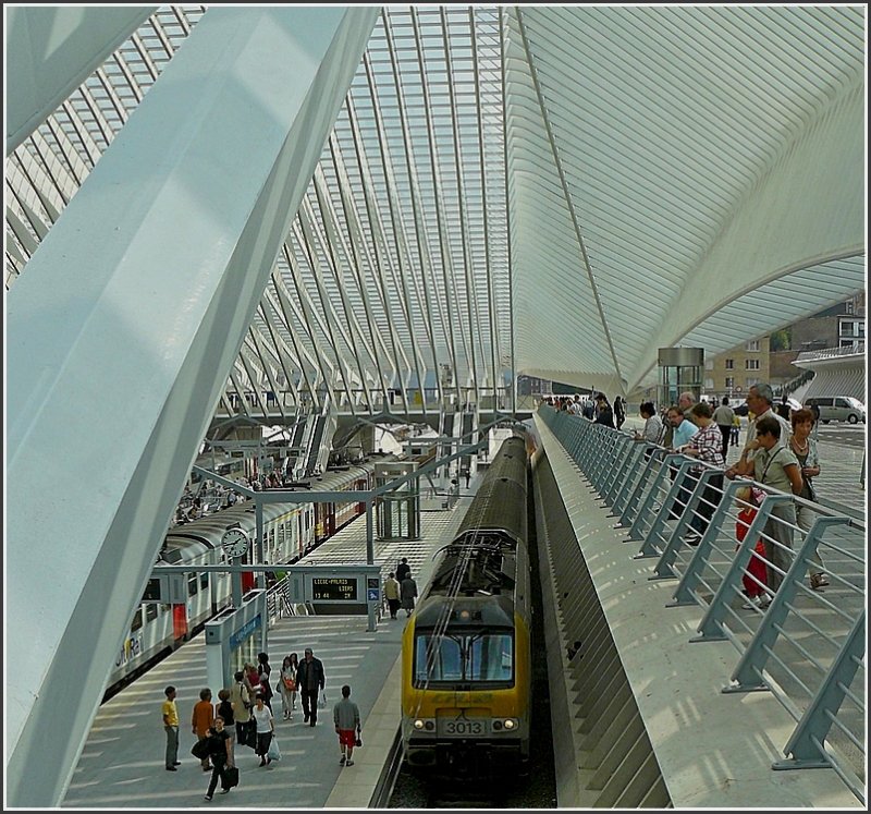 Einfahrt der CFL E-Lok 3013 mit dem IR Luxemburg-Liers am Haken in den Bahnhof Lige Guillemins. Das Bild wurde am 20.09.09 von dem nrdlichen Fugngerbergang aus gemacht. (Hans)