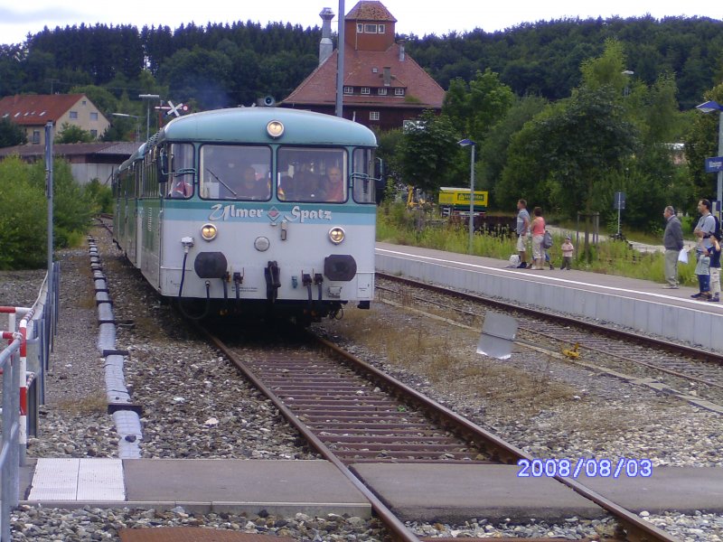 Einfahrt des aus Ulm kommenden Ulmer Spatzes in den Bahnhof von Mnsingen. 3.8.2008