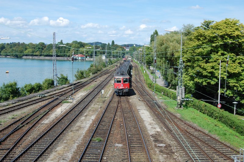 Einfahrt des EC 195 von Zrich HB nach Mnchen Hbf in Lindau am 12.8.2009. Der Zug wird gefhrt von der SBB 421 373-2, welche den Zug bis Lindau befrdert. Dort wird ein Tfz-Wechsel auf eine Doppeltraktion Mhldorfer 218 durchgefhrt, welche den Zug dann nach Mnchen bringen.