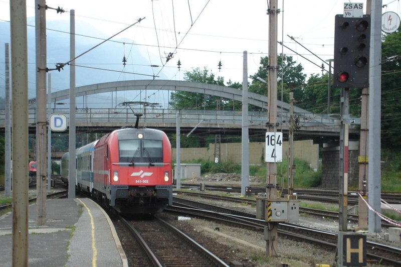 Einfahrt des EC 314 Agram in Villach Hbf. mit Slow. 541-002, kommend aus Zagreb.