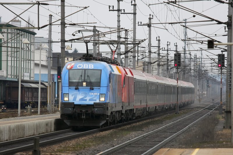 Einfahrt des EC 563 mit 1116 250 als Vorspann zu einer weiteren 1x16 am 7. Mrz in den Bahnhof Wels.