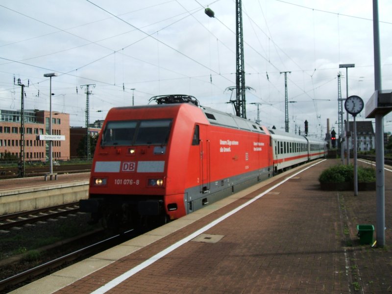 Einfahrt des IC 2113 mit BR 101 076-8 nach Stuttgart auf
Gleis 16 im Dortmunder Hbf.(11.09.2007)