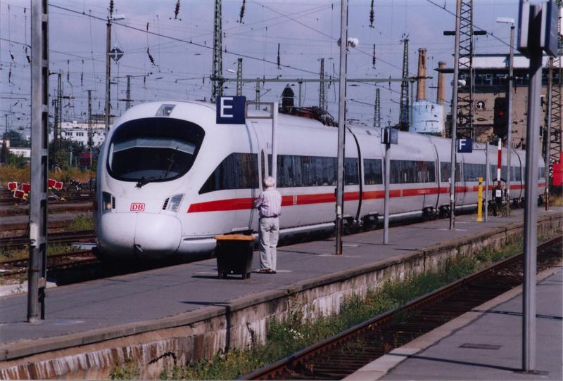 Einfahrt des ICE, aus Frankfurt/M. kommend, in den Hbf Leipzig am 08.09.2004. Das Bild wurde mit Minolta Dynax-4 geschossen und eingescannt. Danke an U. Kissmann. 