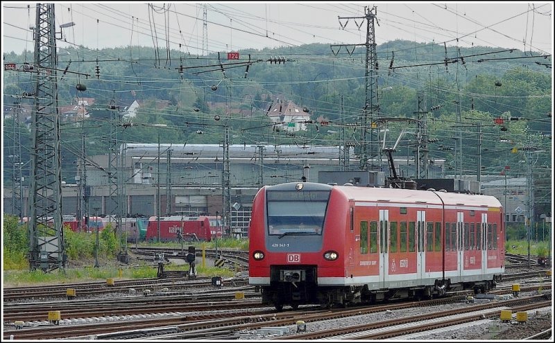 Einfahrt des kleinen Quietschi 426 543-5 in den Hauptbahnhof von Saarbrcken, whrend im Hintergrund verschiedene abgestellte Loks zu sehen sind. 22.06.09 (Jeanny) 