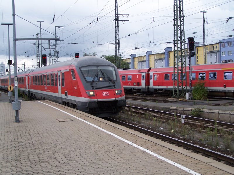 Einfahrt des Mnchen-Nrnberg Express auf Gleis 13 in Nrnberg Hbf