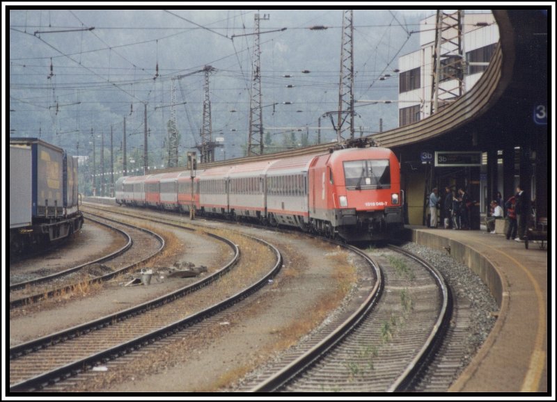 Einfahrt des BB EuroCitys 160  Maria Theresia  von Wien West ber Salzburg, Innsbruck und Bludenz nach Zrich, gezogen von der 1016 049. Aufgenommen in Kufstein.