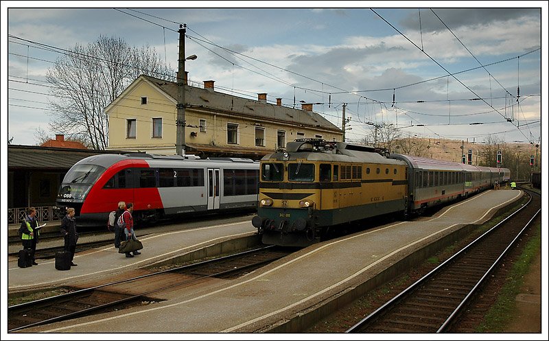 Einfahrt des OEC 156 „Zagreb“ von Zagreb Glavni Kolod. nach Wien Sdbahnhof am 16.3.2008 in Spielfeld-Stra. Hier wird der Zug, der mit 342-011 bespannt war, von einer 1216 bernommen. Zustzlich werden an der Spitze noch 3 weitere Waggons fr die Weiterfahrt nach Wien beigegeben. Am „Hausbahnsteig“ wartet 5022 047 auf seine Abfahrt als S 51 nach Bad Radkersburg.
