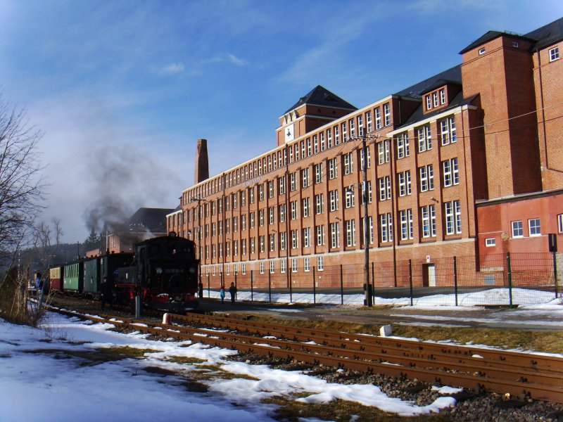 Einfahrt des Personenzuges, aus Sch�nheide kommend, in den Bahnhof St�tzengr�n am 07.02.2009