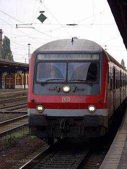 Einfahrt des RE 36109 (Aschersleben - Dessau) in den Bahnhof Kthen. An der Spitze befindet sich ein Steuerwagen der Gattung Bybdzf.