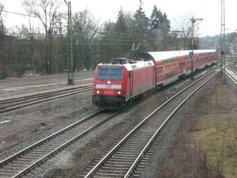 Einfahrt des RE 4974 von Nrnberg Hbf nach Sonneberg(Thr) am 04.12.2007 ca. 11.28 Uhr in Coburg Pbf. Triebfahrzeug 146 mit Dosto-Einheit.